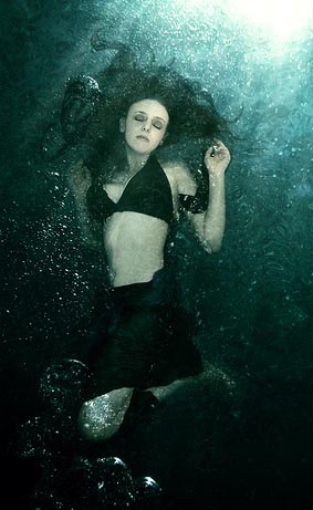 девушка под водой
