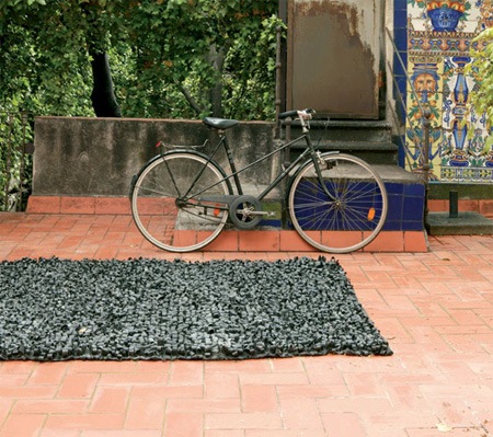 Креативный коврик из велосипедных шин