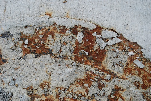 Битый бетон и ржавчина