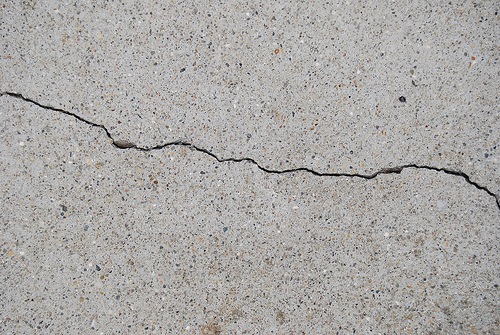 Трещина в бетоне