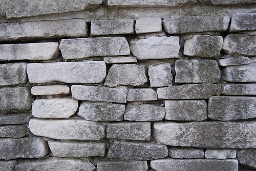 Черно-белая каменная стена