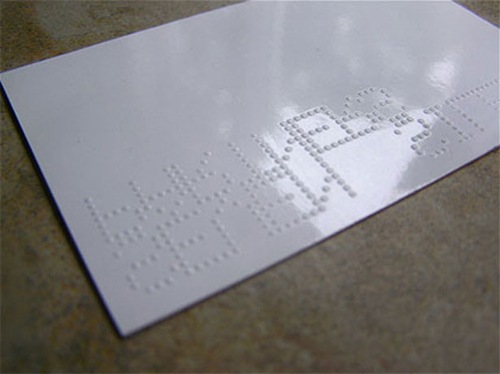 пластиковая визитка с выбитым шрифтом