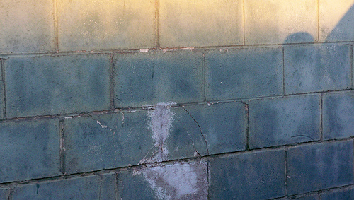 Надбитая бетонная стена