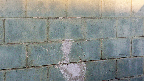 Бетонная стена с трещинами