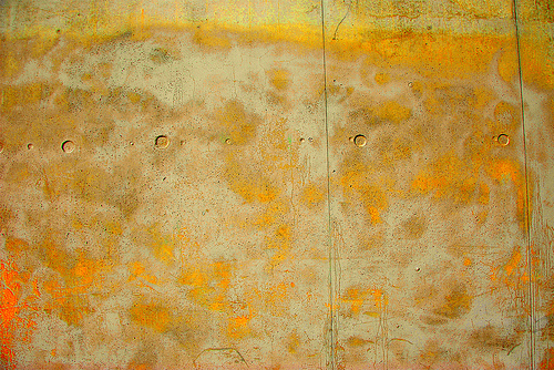 желто-белый бетон с круглыми отверстиями