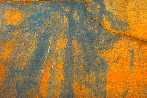 стена с трещиной в оранжево-синих оттенках
