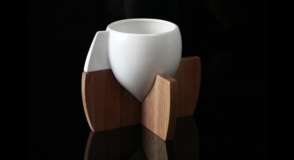Чашка на деревянной подставке