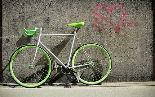 яркий велосипед на фоне бетонной стены
