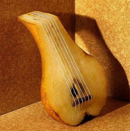 струнный инструмент из груши