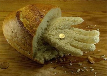 рука из хлеба