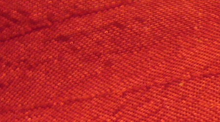 Текстура красной шелковой ткани