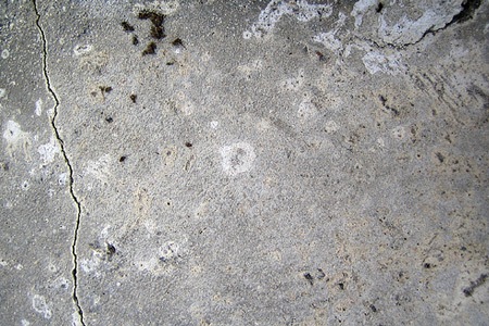 Потрескавшийся и грязный серый бетон