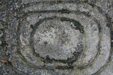 Спираль на сером бетоне