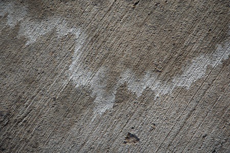 Потеки и линии на бетоне