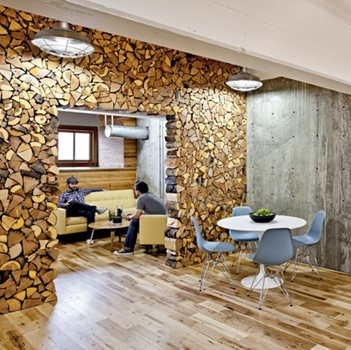 офис с деревянной стеной
