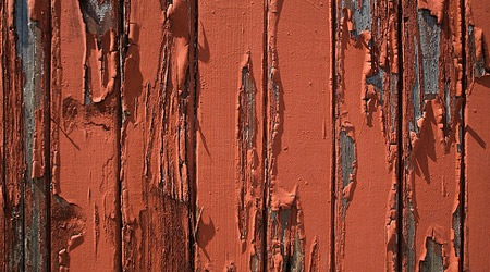 Вздутая краска на деревянном заборе