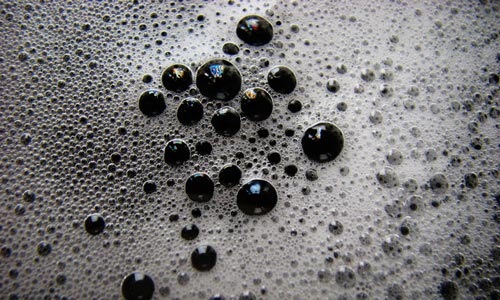Крупные пузыри на темном фоне