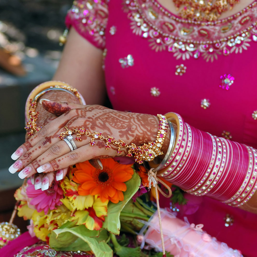 Какого цвета индия. Индийская рука в золоте. Wedding on Market. Big fat indian Wedding.